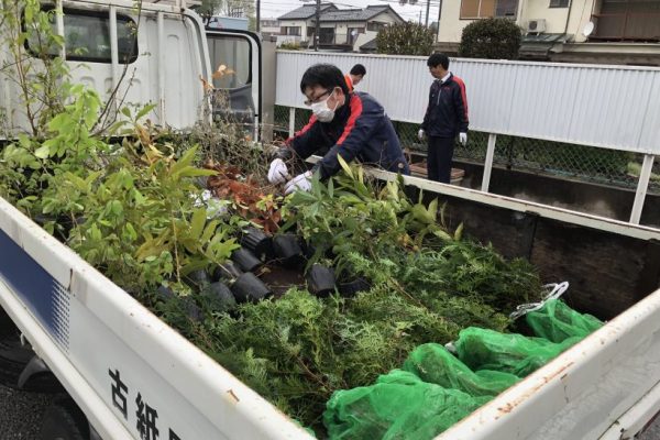 2025植樹デーに向け、苗木を搬送